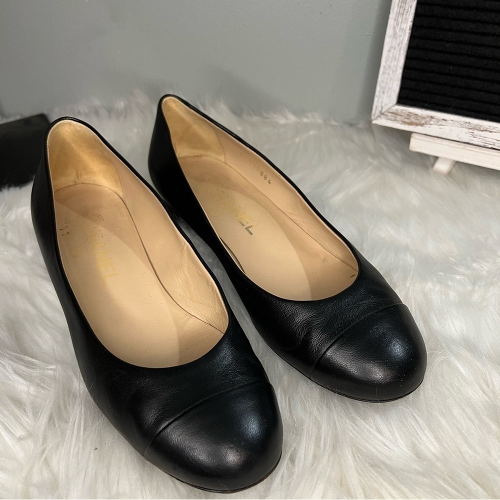 Chanel Black Lambskin Leather Pearl CC Logo Round Toe Low Block Heel Pump - 36C - Picture 6 of 16